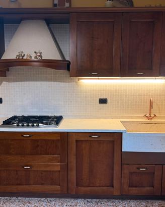 Cucina in legno e marmo