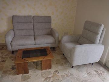 Poltrona ampia e divano comodo ma poco ingombrante