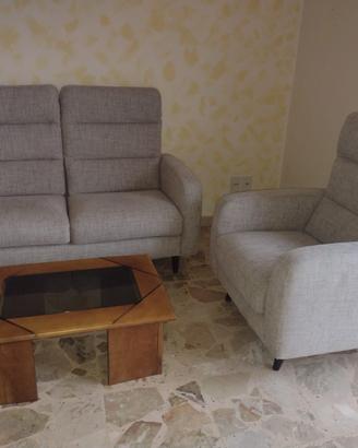 Poltrona ampia e divano comodo ma poco ingombrante