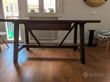 tavolo di antiquariato 