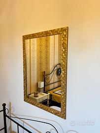 Specchio classico con cornice dorata lavorata