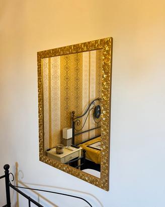 Specchio classico con cornice dorata lavorata