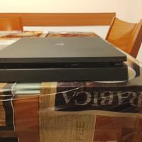 Ps4 con 2 joystick e 2 videogiochi