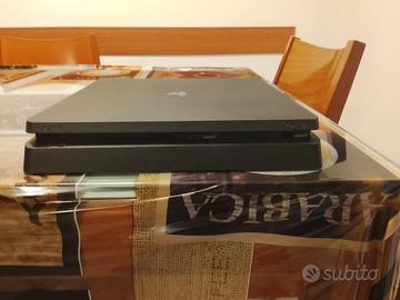 Ps4 con 2 joystick e 2 videogiochi