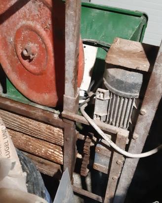 Pigiatrice per uva elettrica e manuale
