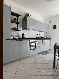 Cucina IKEA grigia con top nero – 4 metri lineari