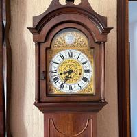 Orologio a pendolo con mobile di legno