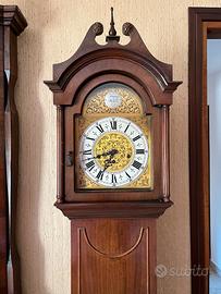 Orologio a pendolo con mobile di legno