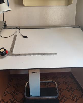 Tavolo da disegno tecnico con tecnigrafo