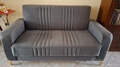 Divano pari al nuovo.