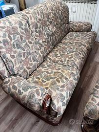 Divano usato, buona struttura, tessuto rovinato