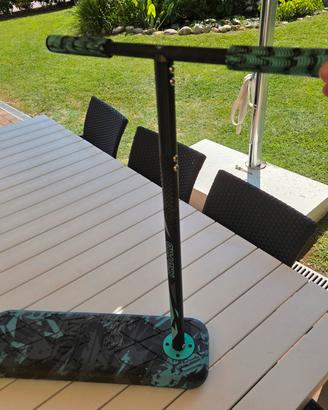 monopattino da trampolino elastico e sport d'acqua