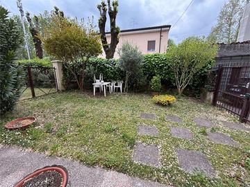 Appartamento in bifamiliare con Giardino