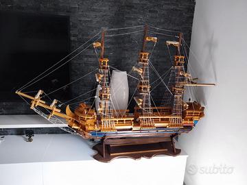 Veliero antico in legno