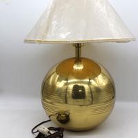 Lampada da tavolo base dorata cappello bianco