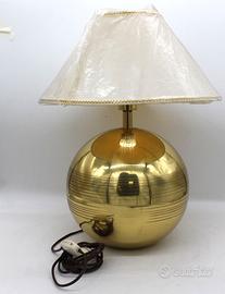 Lampada da tavolo base dorata cappello bianco