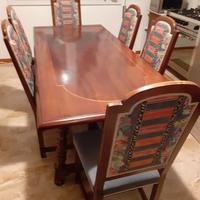 Tavolo in stile con sedie