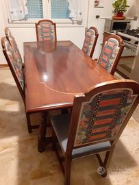 Tavolo in stile con sedie