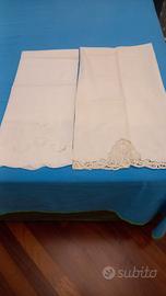 coppia di asciugamani ricamati a mano