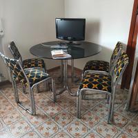 TAVOLO IN VETRO BASE IN METALLO ANNI 70  4 SEDIE