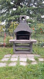 Barbeque in pietra e marmo da giardino