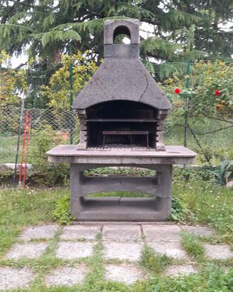 Barbeque in pietra e marmo da giardino