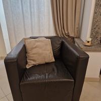 coppia di poltrone in pelle.