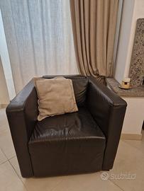 coppia di poltrone in pelle.