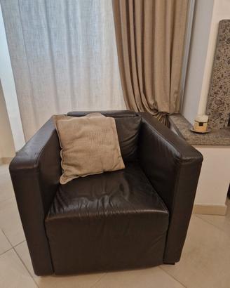 coppia di poltrone in pelle.