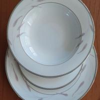 Servizio di piatti in porcellana 