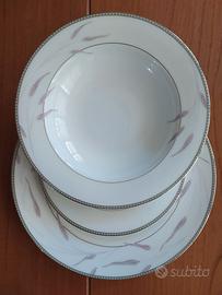Servizio di piatti in porcellana 