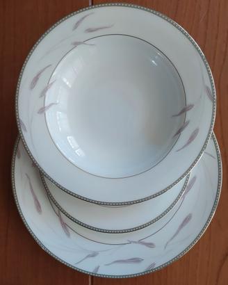 Servizio di piatti in porcellana 