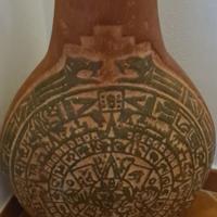 Anfora artigianale in terracotta con motivi egizi