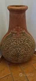 Anfora artigianale in terracotta con motivi egizi