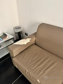 ecopelle danneggiata. Struttua Divano integra