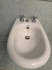 Bidet in Ceramica con Rubinetteria Compresa