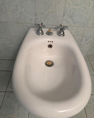 Bidet in Ceramica con Rubinetteria Compresa