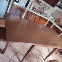 tavolo in legno con sedie 