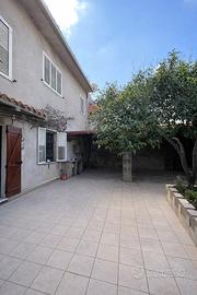 Ampia casa indipendente con cortile interno