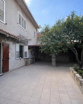 Ampia casa indipendente con cortile interno