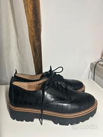 Scarpe inglesine stradivarius mai usate