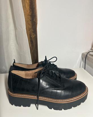 Scarpe inglesine stradivarius mai usate