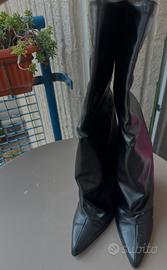 Stivali alti neri slouchy  con punta affusolata