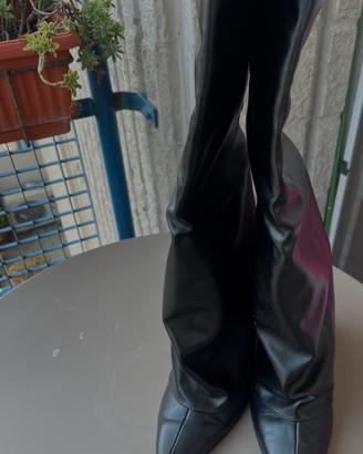 Stivali alti neri slouchy  con punta affusolata