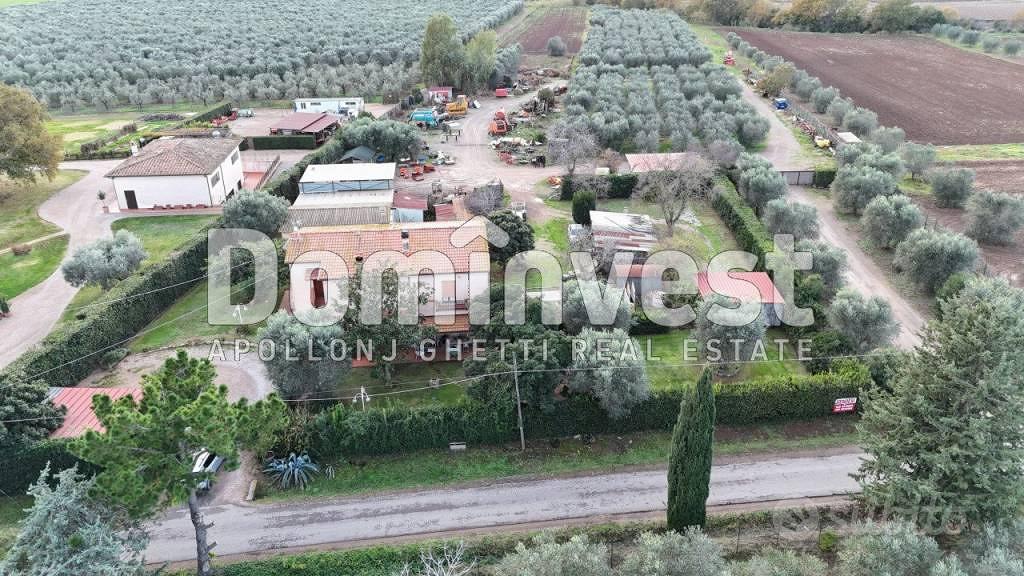 Rustico / Casale di 380 m² con più di 5 locali a C - Vista 2