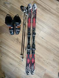 Sci scarponi e bastoncini