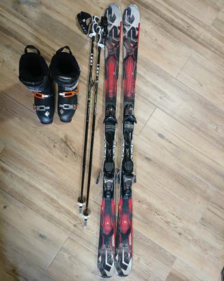 Sci scarponi e bastoncini