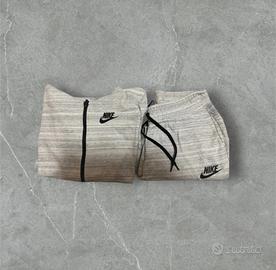 Tuta Nike color grigio  come nuova