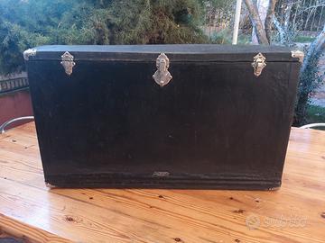 vecchio bagagliaio di un'auto