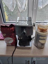 Macchina caffé, macina caffé e confezione caffé